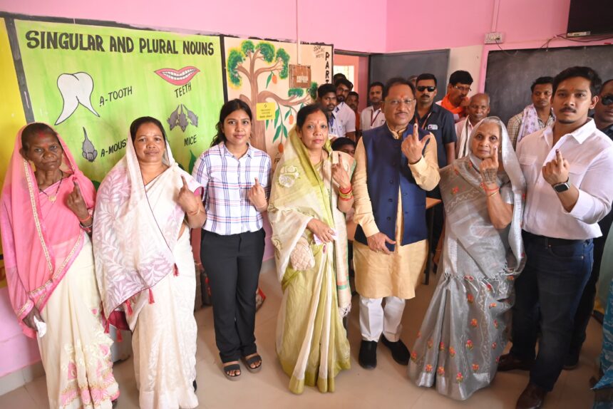 CG Lok Sabha Election : CM विष्णु देव साय ने अपने परिवार संग गृह ग्राम बगिया में डाला वोट, जनता से की मतदान की अपील