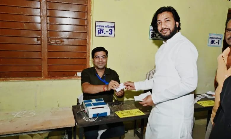 CG Lok Sabha Phase 3 Election : आरंग विधायक विधायक गुरु खुशवंत साहेब ने अपने गृहग्राम भंडारपुरी में किया मतदान, लोगों से ज्यादा से ज्यादा मतदान करने की अपील की