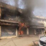 CG NEWS: कपड़े दुकान में लगी भीषण आग, लाखों का कपड़ा जलकर खाक