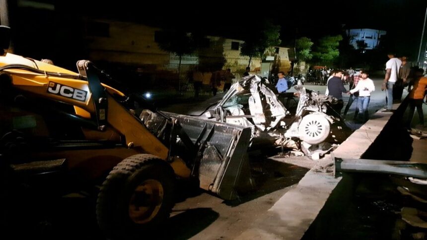 CG ACCIDENT : बिलासपुर में दर्दनाक हादसा; तेज रफ्तार कार डिवाइडर से जा टकराई, 2 युवकों की मौत, दो गंभीर