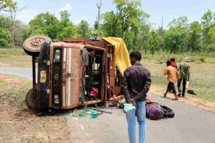 CG ACCIDENT NEWS : अनियंत्रित होकर पलटी बारातियों से भरी गाड़ी, एक दर्जन लोग घायल