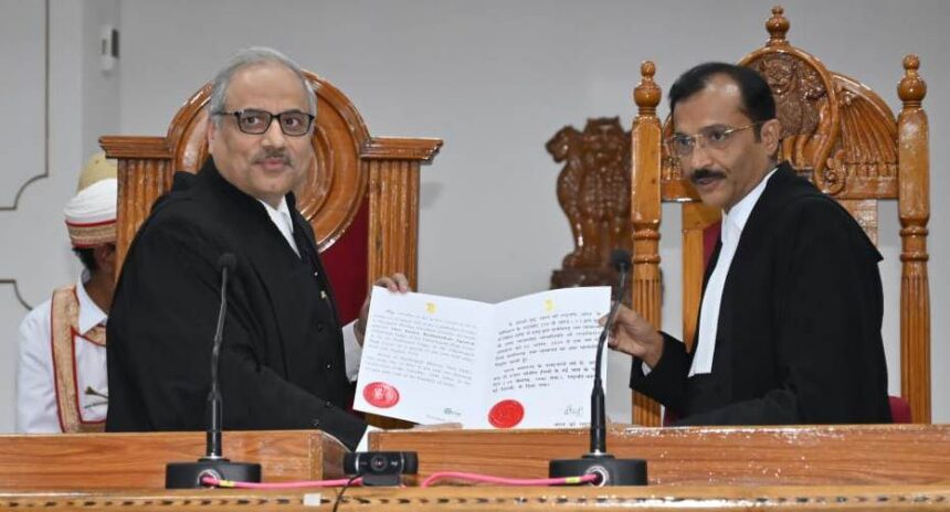 CG NEWS : मुख्य न्यायाधीश रमेश सिन्हा ने एक स्थायी जज और दो एडिशनल जज को दिलाई शपथ