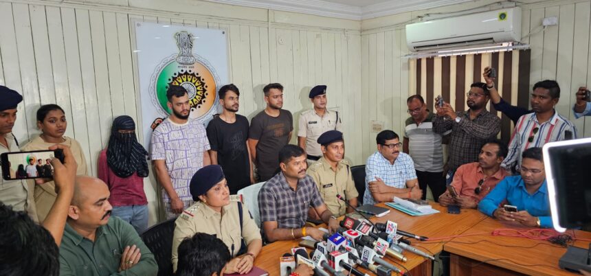RAIPUR CRIME NEWS : WhatsApp ग्रुप बनाकर एम.डी.एम.ए. और कोकिन बेचने वाले 1 महिला सहित 4 आरोपी गिरफ्तार