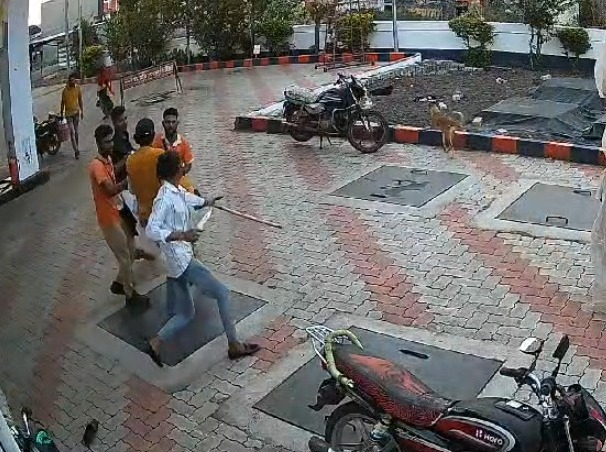 VIDEO : पेट्रोल पंप में मारपीट, बाइक सवार बदमाशों ने कर्मचारी को मारा चाकू