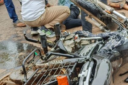 CG ACCIDENT NEWS : दो बाइक में जबरदस्त भिड़ंत, एक युवक की मौके पर मौत, दूसरे की हालत गंभीर 