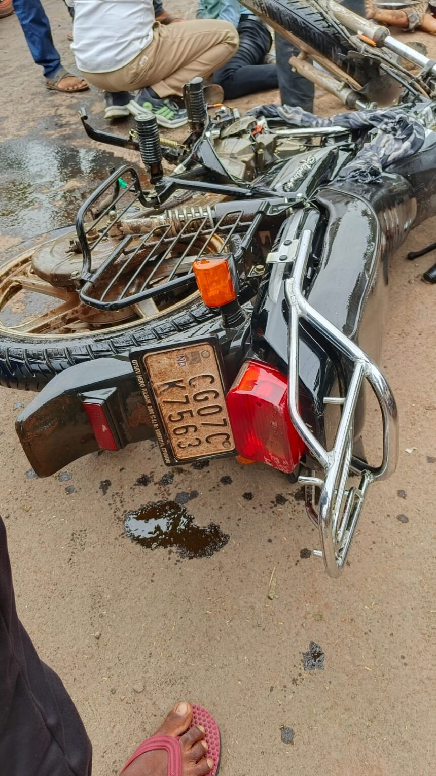 CG ACCIDENT NEWS : दो बाइक में जबरदस्त भिड़ंत, एक युवक की मौके पर मौत, दूसरे की हालत गंभीर 