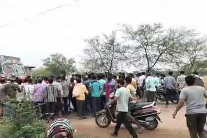 CG ACCIDENT NEWS : बाइक में बैठे बच्चों को ट्रक ने रौंदा, मौके पर दो की मौत, लोगों में भारी आक्रोश 