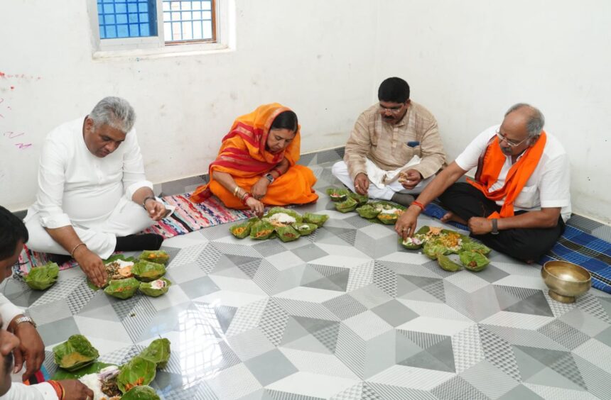 GRAND NEWS : ओडिशा में चुनाव प्रचार के दौरान बृजमोहन ने लिया पारम्परिक भोजन का स्वाद