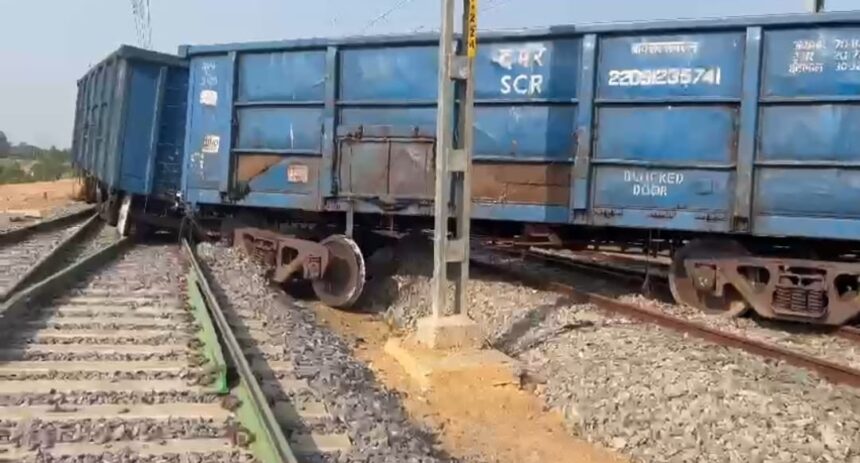 CG News: पटरी से उतरी मालगाड़ी की बोगी, कोयला लोड लेकर जा रही थी ट्रेन