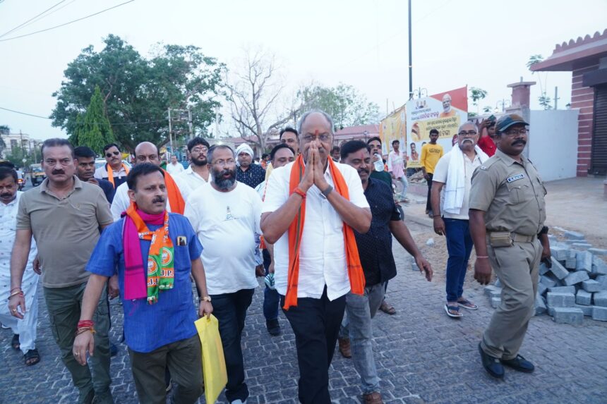 Lok Sabha Elections 2024 : संबलपुर में बृजमोहन अग्रवाल का शानदार रोड शो, कहा- भाजपा के लिए राष्ट्र प्रथम ही एकमात्र सिद्धांत है