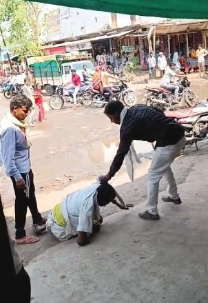 VIDEO : लड़की को भगा ले गया बेटा तो परिवार वालों ने बीच चौराहे पर पिता को पीटा 