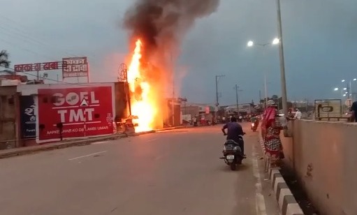 RAIPUR BREAKING : काका ढाबा में लगी भीषण आग, इलाके में दहशत का माहौल, देखें वीडियो 
