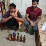 Chhattisgarh News : अंग्रेजी शराब दुकान में मिलावट खेल, फ्लाइंग स्क्वायड की टीम ने कर्मचारी को रंगे हाथ पकड़ा