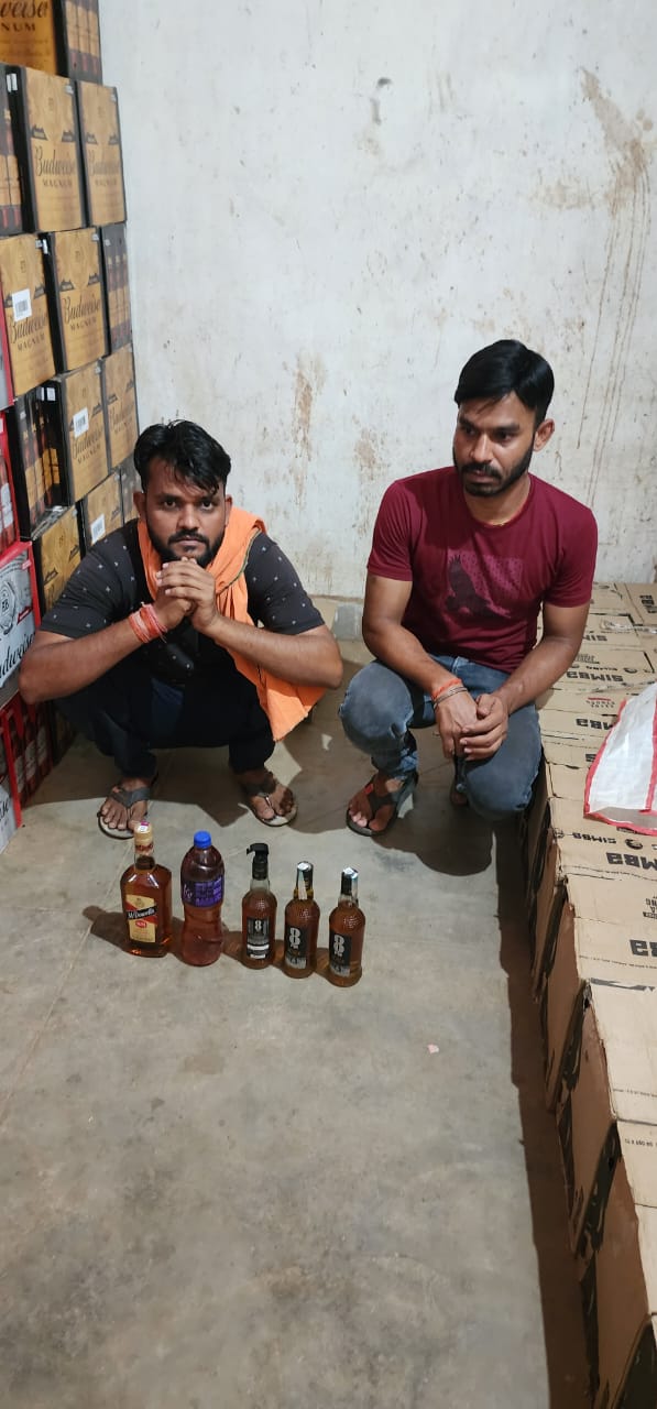 Chhattisgarh News : अंग्रेजी शराब दुकान में मिलावट खेल, फ्लाइंग स्क्वायड की टीम ने कर्मचारी को रंगे हाथ पकड़ा