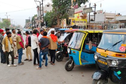 RAIPUR NEWS : राजधानी के प्रमुख चौक चौराहों और नो पार्किंग पर वाहन खड़ी कर सवारी बैठाने वाले 248 ऑटो चालकों पर पुलिस ने की कार्रवाई