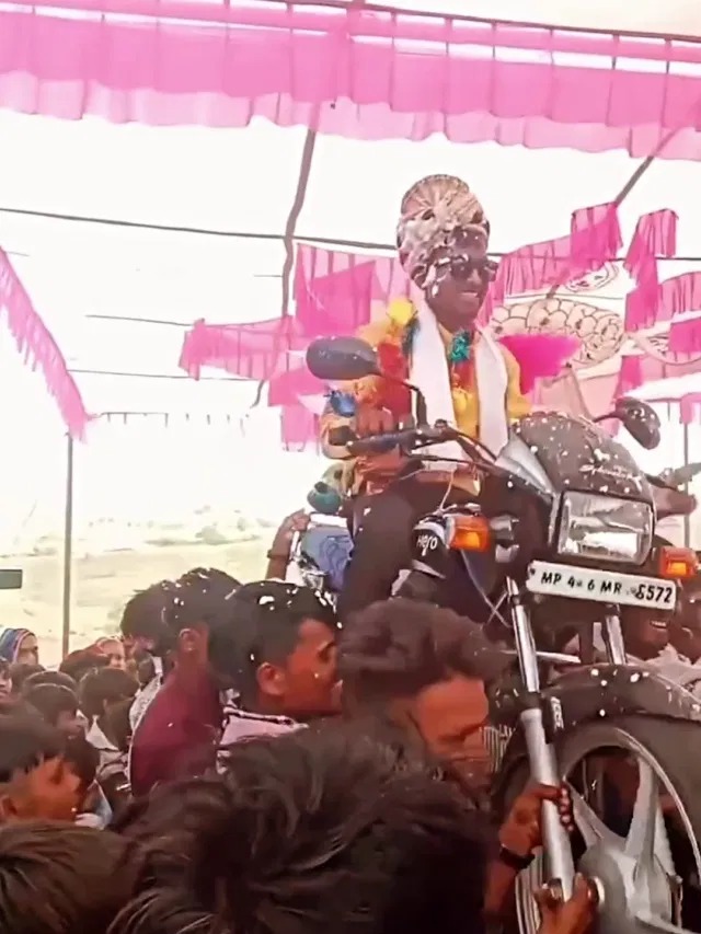 VIDEO : दूल्हे को बाइक समेत उठाकर दोस्तों ने किया अतरंगी डांस, आप भी देखें वीडियो 