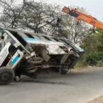 CG ACCIDENT NEWS : रायगढ़ से अम्बिकापुर जा रही बस दुर्घटनाग्रस्त, रेलिंग से टकराकर रेलवे ब्रिज के ऊपर पलटी 