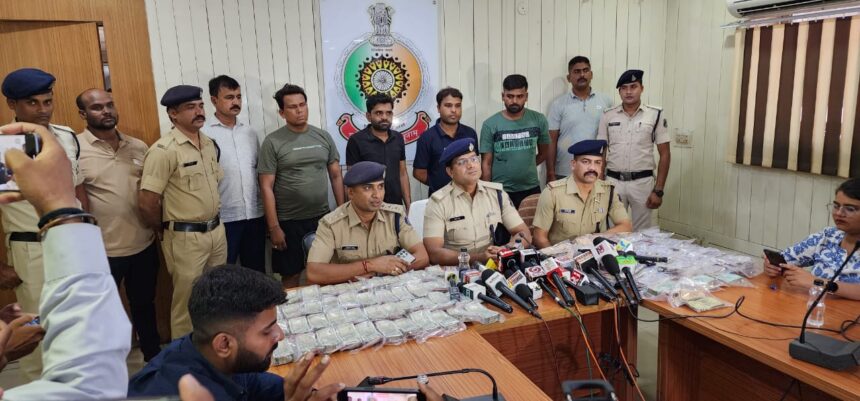  RAIPUR NEWS : शराब दूकान में चोरी का खुलासा, कर्मचारियों ने ही प्लानिंग कर चुराए थे 36 लाख रुपये, चार आरोपी गिरफ्तार 