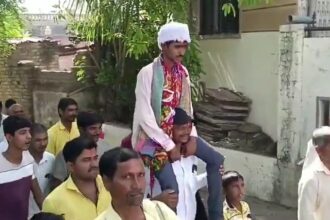 VIDEO : 11वें प्रयास में पास की कक्षा 10 की बोर्ड परीक्षा, ढोल नगाड़े के साथ निकाला गया जुलूस, गांव में जश्न का माहौल 