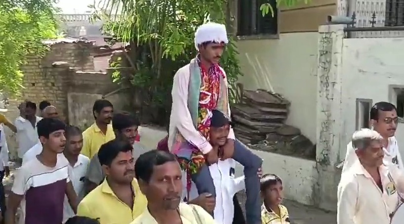 VIDEO : 11वें प्रयास में पास की कक्षा 10 की बोर्ड परीक्षा, ढोल नगाड़े के साथ निकाला गया जुलूस, गांव में जश्न का माहौल 