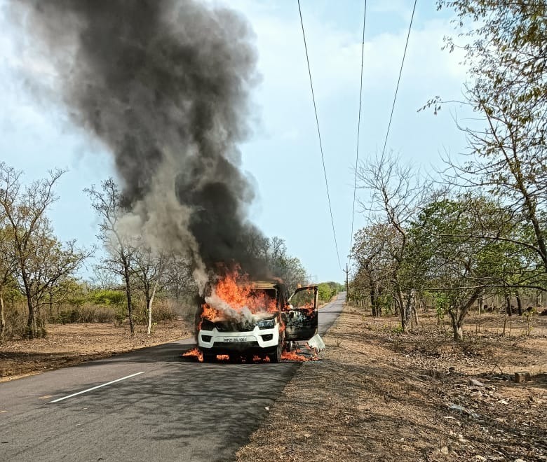 Burning Car Video : चलती स्कार्पियो में लगी आग, चालक ने कूदकर बचाई जान, देखें VIDEO  
