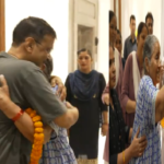 Watch: माता-पिता को गले लगाकर भावुक हुए सीएम केजरीवाल, देखें वीडियो