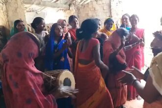 RURAL WOMEN ARE INSPIRING FOR VOTING: ढोलक की थाप थिरकती महिलाओं ने गीत-संगीत के जरिये मतदाताओं को किया जागरूक