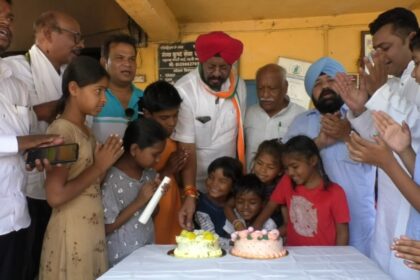 Kuldeep Juneja's birthday : कुष्ठ बस्ती में लोगो के बीच केक काटकर पूर्व MLA जुनेजा ने मनाया जन्मदिन