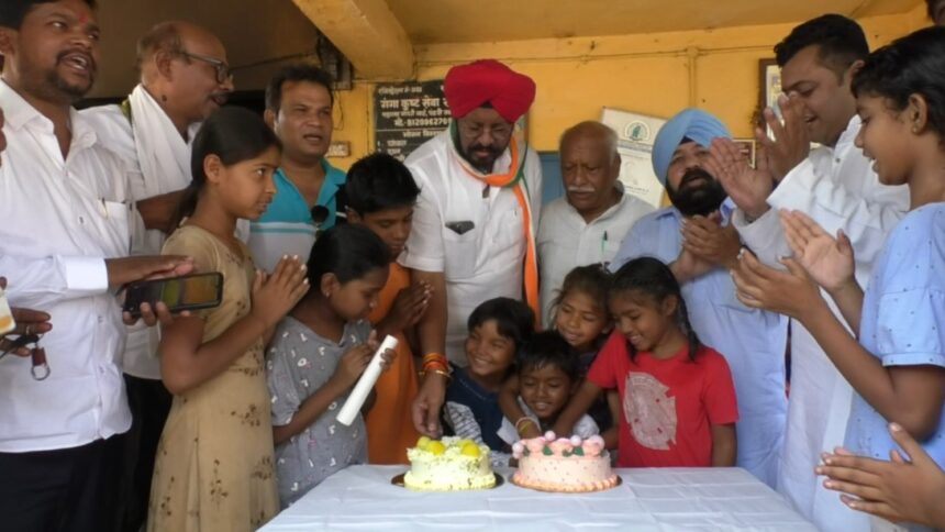 Kuldeep Juneja's birthday : कुष्ठ बस्ती में लोगो के बीच केक काटकर पूर्व MLA जुनेजा ने मनाया जन्मदिन