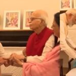 NDA Meeting: भारत रत्न और भाजपा के वरिष्ठ नेता लालकृष्ण आडवाणी का आशीर्वाद लेने उनके घर पहुंचे नरेंद्र मोदी