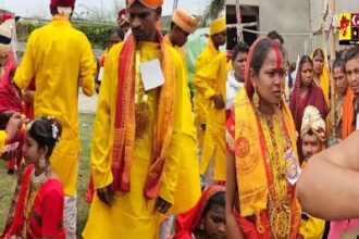 भिलाई | Samuhik Vivah : दुर्ग जिले में 16 जून को 301 गरीब दिव्यांग जोड़ों का सामूहिक विवाह कराया गया। यह आयोजन आस्था बहुउद्देशीय कल्याण संस्थान द्वारा कराया गया। संस्था ने कार्यक्रम के उद्घाटन में मुख्यमंत्री विष्णुदेव साय पहुंचे। इस दौरान वहां कई महिलाओं ने जमकर हंगामा किया। उन्होंने आरोप लगाया समूहिक विवाह में पंजीयन के नाम पर उनसे पैसे लिए गए हैं। साथ ही सकलांगों और शादीशुदा बच्चे वाले महिला पुरुष की शादी कराई गई है। सामूहिक विवाह में हाउसिंग बोर्ड भिलाई से पहुंची लीना गौड़ ने बताया कि उन्होंने सामूहिक शादी समारोह के लिए फार्म भरा था। उनसे 2600 रुपए लिए गए हैं। बोला गया कि 16 जून को शादी के लिए आना है। जिसने फार्म भरवाया वो बुलाने पर भी नहीं आ रही है। वो खुद अपने पति के साथ दोबारा शादी के मंडप में बैठ गई है। हम लोग 10 लोग यहां आए हैं, जिनसे पैसे लिए गए हैं। माडल टाउन निवासी मालती नाग ने भी बोला की उसकी बेटी की शादी का पंजीयन के लिए पैसा लिया गया है। पैसे लेने 4-5 महिलाओं का ग्रुप आया था। उन्होंने कहा कि शादी के लिए कपड़े, सर्टिफिकेट, बर्तन व अन्य सामान मिलेगा। आस्था बहुउद्देशीय कल्याण संस्था के सदस्य शिवाकात तिवारी ने कहा कि संस्था 19 साल से ये कार्यक्रम करते आ रही है। 301 जोड़ों का आज निशुल्क विवाह किया जा रहा है। जो लोग शादी करना चाहते थे उनसे आवेदन लिया गया, उनकी जांच की गई। यह कार्यक्रम निशुल्क है, किसी से भी कोई शुल्क नहीं लिया गया। अगर कोई बाहरी आदमी आकर ऐसा करता है तो संस्था क्या करेगी। महिलाओं का आरोप संस्था के लोगों से मिलकर लिया गया है पैसा सेक्टर 2 की रहने वाली मारिया का आरोप है कि संस्था के लोग झूठ बोल रहे हैं। उन्होंने कहा कि कोई बाहरी आदमी नहीं है पैसा लेने वाला। जिस महिला ने पैसे लिए हैं वो सेक्टर 2 की रहने वाली है। वो सेक्टर 2 के पार्षद के कार्यालय में बैठती है। उसने 25-30 लोगों का फार्म भरकर सभी से 2-2 हजार रुपए लिया है। इसके बाद फोन करके सभी को यहां बुलाया है। अब खुद तो शादी करने मंडप में बैठ गई है और जो वास्तव में शादी करने आए हैं उन्हें बाहर खड़ा करा दिया गया है। संस्था को इन सारी चीजों की जांच करनी चाहिए। कोई ये सिद्ध करके दिखाए कि संस्था ने पैसा लिया है आस्था बहुउद्देशीय कल्याण संस्था के संरक्षक रामफल शर्मा का कहना है कि कोई ये कह दे कि संस्था ने पैसा लेकर किसी शादी कराई है तो संस्था ये काम करना ही बंद कर देगी। संस्था इतनी निंदनीय कार्य नहीं करती है। संस्था के संज्ञान में आया है कि सेक्टर 2 की कोई जोया नाम की महिला है उसने पैसा लिया है। हम उसके खिलाफ पुलिस में लिखित शिकायत दे चुके हैं। पुलिस मामले की जांच करेगी और कार्रवाई करेगी। अभी सीएम सर गए हैं। हमे जानकारी मिली है। हम इसकी जांच करेंगे। रामफल शर्मा ने कहा कि संस्था से कुछ चूक हुई है, जिसका फायदा लोगों ने उठाया है। आगे से ऐसा नहीं होने दिया जाएगा।  ठग महिला ने पैसे लेने के साथ की दोबारा शादी सेक्टर 2 निवासी जोया ने मीडिया के पूछने पर अपना नाम वीणा बताया। उसने पहले बात को गुमराह करने की कोशिश की। उसके बाद बोला कि उसने कुछ लोगों से 2-2 हजार रुपए लिए हैं। महिला का कहना है कि उसकी नियम से शादी नहीं हुई थी। इसलिए वो अपने पति के साथ दोबारा शादी कर रही है। इसी दौरान एक महिला वहां पहुंची और ठग महिला को मारते मारेत छोड़ी। उसने कहा कि यदि उसका पैसा वापस नहीं किया तो वो उसे मारेगी। धोखाधड़ी के बाद भी पति को सूझा मजाक महिला का पति उमेश्वर प्रसाद सोनवानी महिला जोया से भी तेज निकला। जब उससे पूछा गया कि वो दूसरी शादी क्यों कर रहा है तो उसने कहा कि ये उसकी तीसरी शादी है। इसके बाद उसने कहा कि वो मीडिया से मजाक कर रहा है। उसने कहा उसने जानबूछ कर शादी नहीं किया। उसे बुलाया गया तो वो शादी करने आया है। युवक ने संस्था के ऊपर आरोप लगाया कि संस्था के लोगों ने सारे कागज और आधार कार्ड चेक किया। अगर संस्था के लोगों ने नहीं भेजा होता तो वो यहां कैसे आ गया। चंद पैसे और सामान के लालच में करते हैं कई बार शादी संस्था के लोगों का कहना है कि संस्था की ओर से शादीशुदा जोड़ों को चांदी की पायल, बिछिया, गिफ्ट, घर के उपयोग में आने वाले बर्तन, कुछ नगद और शादी का जोड़ा दिया जाता है। इसके साथ महिला बाल विकास विभाग की तरफ से उन्हें कुछ राशि दी जाती है। इसी के लालच में संस्था के लोग छत्तीसगढ़ के अलग-अलग जिलों से गरीब लोगों को लाते हैं और और उनका दोबारा तिबारा विवाह करवा देते हैं। महिला बाल विकास विभाग की भूमिका भी संदिग्ध आपको बता दें कि अखिल भारतीय निर्धन द्वियांग सामूहिक आदर्श विवाह समारोह 2024 के विवाह में छत्तीसगढ़ के मुख्यमंत्री विष्णुदेव साय और दुर्ग विधायक गजेंद्र यादव सहित जिले के बड़े अधिकारी पहुंचे थे। महिला बाल विकास विभाग ने सभी शादी होने वाले जोड़ों का वेरी फिकेशन किया था। कार्यक्रम से एक दिन पहले 15 जून को विभाग ने 18 फर्जी जोड़ों को पकड़ा और उनका पंजीयन समाप्त किया। इसके बाद भी 50 जोड़े शादी समारोह में ऐसे मिले जो ठगी का शिकार हुए, या दोबारा तिबारा शादी सकलांग होने के बाद भी किए हैं। इससे महिला बाल विकास विभाग की कार्यशैली पर भी सवाल खड़े हो रहे हैं।