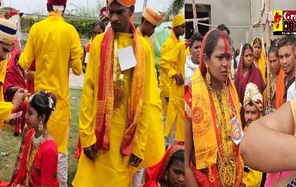 भिलाई | Samuhik Vivah : दुर्ग जिले में 16 जून को 301 गरीब दिव्यांग जोड़ों का सामूहिक विवाह कराया गया। यह आयोजन आस्था बहुउद्देशीय कल्याण संस्थान द्वारा कराया गया। संस्था ने कार्यक्रम के उद्घाटन में मुख्यमंत्री विष्णुदेव साय पहुंचे। इस दौरान वहां कई महिलाओं ने जमकर हंगामा किया। उन्होंने आरोप लगाया समूहिक विवाह में पंजीयन के नाम पर उनसे पैसे लिए गए हैं। साथ ही सकलांगों और शादीशुदा बच्चे वाले महिला पुरुष की शादी कराई गई है। सामूहिक विवाह में हाउसिंग बोर्ड भिलाई से पहुंची लीना गौड़ ने बताया कि उन्होंने सामूहिक शादी समारोह के लिए फार्म भरा था। उनसे 2600 रुपए लिए गए हैं। बोला गया कि 16 जून को शादी के लिए आना है। जिसने फार्म भरवाया वो बुलाने पर भी नहीं आ रही है। वो खुद अपने पति के साथ दोबारा शादी के मंडप में बैठ गई है। हम लोग 10 लोग यहां आए हैं, जिनसे पैसे लिए गए हैं। माडल टाउन निवासी मालती नाग ने भी बोला की उसकी बेटी की शादी का पंजीयन के लिए पैसा लिया गया है। पैसे लेने 4-5 महिलाओं का ग्रुप आया था। उन्होंने कहा कि शादी के लिए कपड़े, सर्टिफिकेट, बर्तन व अन्य सामान मिलेगा। आस्था बहुउद्देशीय कल्याण संस्था के सदस्य शिवाकात तिवारी ने कहा कि संस्था 19 साल से ये कार्यक्रम करते आ रही है। 301 जोड़ों का आज निशुल्क विवाह किया जा रहा है। जो लोग शादी करना चाहते थे उनसे आवेदन लिया गया, उनकी जांच की गई। यह कार्यक्रम निशुल्क है, किसी से भी कोई शुल्क नहीं लिया गया। अगर कोई बाहरी आदमी आकर ऐसा करता है तो संस्था क्या करेगी। महिलाओं का आरोप संस्था के लोगों से मिलकर लिया गया है पैसा सेक्टर 2 की रहने वाली मारिया का आरोप है कि संस्था के लोग झूठ बोल रहे हैं। उन्होंने कहा कि कोई बाहरी आदमी नहीं है पैसा लेने वाला। जिस महिला ने पैसे लिए हैं वो सेक्टर 2 की रहने वाली है। वो सेक्टर 2 के पार्षद के कार्यालय में बैठती है। उसने 25-30 लोगों का फार्म भरकर सभी से 2-2 हजार रुपए लिया है। इसके बाद फोन करके सभी को यहां बुलाया है। अब खुद तो शादी करने मंडप में बैठ गई है और जो वास्तव में शादी करने आए हैं उन्हें बाहर खड़ा करा दिया गया है। संस्था को इन सारी चीजों की जांच करनी चाहिए। कोई ये सिद्ध करके दिखाए कि संस्था ने पैसा लिया है आस्था बहुउद्देशीय कल्याण संस्था के संरक्षक रामफल शर्मा का कहना है कि कोई ये कह दे कि संस्था ने पैसा लेकर किसी शादी कराई है तो संस्था ये काम करना ही बंद कर देगी। संस्था इतनी निंदनीय कार्य नहीं करती है। संस्था के संज्ञान में आया है कि सेक्टर 2 की कोई जोया नाम की महिला है उसने पैसा लिया है। हम उसके खिलाफ पुलिस में लिखित शिकायत दे चुके हैं। पुलिस मामले की जांच करेगी और कार्रवाई करेगी। अभी सीएम सर गए हैं। हमे जानकारी मिली है। हम इसकी जांच करेंगे। रामफल शर्मा ने कहा कि संस्था से कुछ चूक हुई है, जिसका फायदा लोगों ने उठाया है। आगे से ऐसा नहीं होने दिया जाएगा।  ठग महिला ने पैसे लेने के साथ की दोबारा शादी सेक्टर 2 निवासी जोया ने मीडिया के पूछने पर अपना नाम वीणा बताया। उसने पहले बात को गुमराह करने की कोशिश की। उसके बाद बोला कि उसने कुछ लोगों से 2-2 हजार रुपए लिए हैं। महिला का कहना है कि उसकी नियम से शादी नहीं हुई थी। इसलिए वो अपने पति के साथ दोबारा शादी कर रही है। इसी दौरान एक महिला वहां पहुंची और ठग महिला को मारते मारेत छोड़ी। उसने कहा कि यदि उसका पैसा वापस नहीं किया तो वो उसे मारेगी। धोखाधड़ी के बाद भी पति को सूझा मजाक महिला का पति उमेश्वर प्रसाद सोनवानी महिला जोया से भी तेज निकला। जब उससे पूछा गया कि वो दूसरी शादी क्यों कर रहा है तो उसने कहा कि ये उसकी तीसरी शादी है। इसके बाद उसने कहा कि वो मीडिया से मजाक कर रहा है। उसने कहा उसने जानबूछ कर शादी नहीं किया। उसे बुलाया गया तो वो शादी करने आया है। युवक ने संस्था के ऊपर आरोप लगाया कि संस्था के लोगों ने सारे कागज और आधार कार्ड चेक किया। अगर संस्था के लोगों ने नहीं भेजा होता तो वो यहां कैसे आ गया। चंद पैसे और सामान के लालच में करते हैं कई बार शादी संस्था के लोगों का कहना है कि संस्था की ओर से शादीशुदा जोड़ों को चांदी की पायल, बिछिया, गिफ्ट, घर के उपयोग में आने वाले बर्तन, कुछ नगद और शादी का जोड़ा दिया जाता है। इसके साथ महिला बाल विकास विभाग की तरफ से उन्हें कुछ राशि दी जाती है। इसी के लालच में संस्था के लोग छत्तीसगढ़ के अलग-अलग जिलों से गरीब लोगों को लाते हैं और और उनका दोबारा तिबारा विवाह करवा देते हैं। महिला बाल विकास विभाग की भूमिका भी संदिग्ध आपको बता दें कि अखिल भारतीय निर्धन द्वियांग सामूहिक आदर्श विवाह समारोह 2024 के विवाह में छत्तीसगढ़ के मुख्यमंत्री विष्णुदेव साय और दुर्ग विधायक गजेंद्र यादव सहित जिले के बड़े अधिकारी पहुंचे थे। महिला बाल विकास विभाग ने सभी शादी होने वाले जोड़ों का वेरी फिकेशन किया था। कार्यक्रम से एक दिन पहले 15 जून को विभाग ने 18 फर्जी जोड़ों को पकड़ा और उनका पंजीयन समाप्त किया। इसके बाद भी 50 जोड़े शादी समारोह में ऐसे मिले जो ठगी का शिकार हुए, या दोबारा तिबारा शादी सकलांग होने के बाद भी किए हैं। इससे महिला बाल विकास विभाग की कार्यशैली पर भी सवाल खड़े हो रहे हैं।
