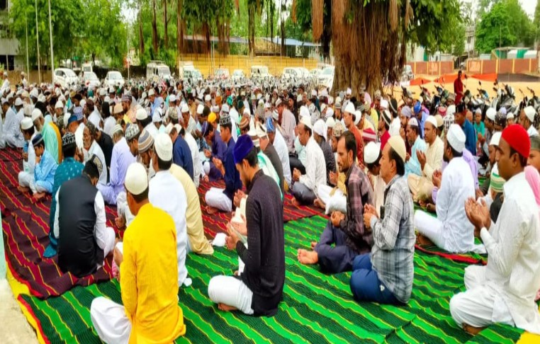 Bakrid 2024: बकरीद पर मुस्लिम भाइयों ने मांगी देश में अमन चैन की दुआ, एक दूसरे से गले मिलकर दी बधाई