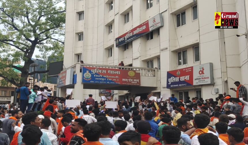 CG Breaking: विश्व हिन्दू परिषद के हजारों कार्यकर्ताओं ने किया प्रदर्शन, गौ तस्करों के खिलाफ कार्रवाई की मांग