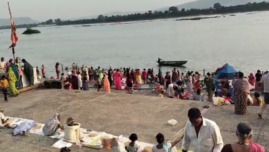 Ganga Dussehra 2024: गंगा दशहरा पर हजारों श्रद्धालुओं ने मां नर्मदा में लगाई आस्था की डुबकी