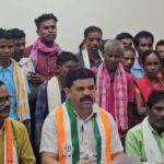 CG NEWS : पट्टा बनाने के नाम से तहसीलदार पर रिश्वत लेने का आरोप, ग्रामीणों नें विधायक के साथ कलेक्टर को सौपा ज्ञापन