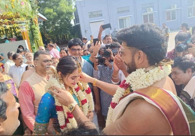 Venkatesh Iyer got married : क्रिकेटर वेंकटेश अय्यर ने श्रुती रघुनाथन से रचाई शादी, देखें फोटोज  