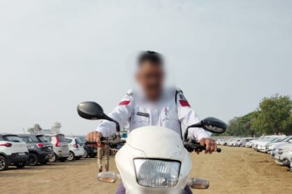 RAIPUR NEWS : दो ट्रैफिक पुलिस वालों का कटा चालान, बिना हेलमेट के चला रहे थे बाइक, वसूला गया दोगुना जुर्माना