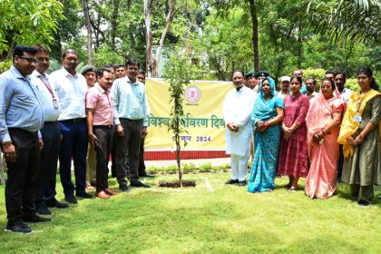 World Environment Day: मुख्यमंत्री ने सपरिवार अपने निवास परिसर में रोपा नीम, रुद्राक्ष और चीकू का पौधा