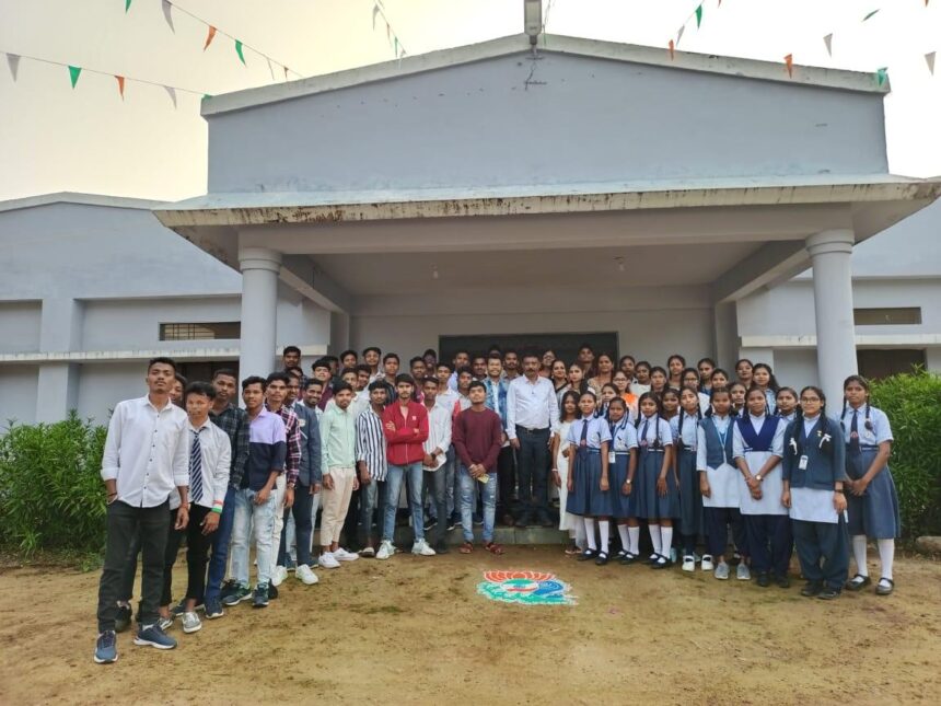 CG NEWS : जीईई, नीट कोचिंग सेंटर सुकमा के छात्र-छात्राओं ने लहराया सफलता का परचम, 25 बच्चों ने परीक्षा क्वालीफाई कर जिले का नाम किया रौशन