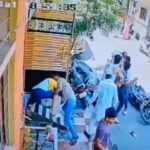 VIDEO : महिला पर कमेंट करने पर दो पड़ोसियों में विवाद, जमकर चले लाठी डंडे और धारदार हथियार 