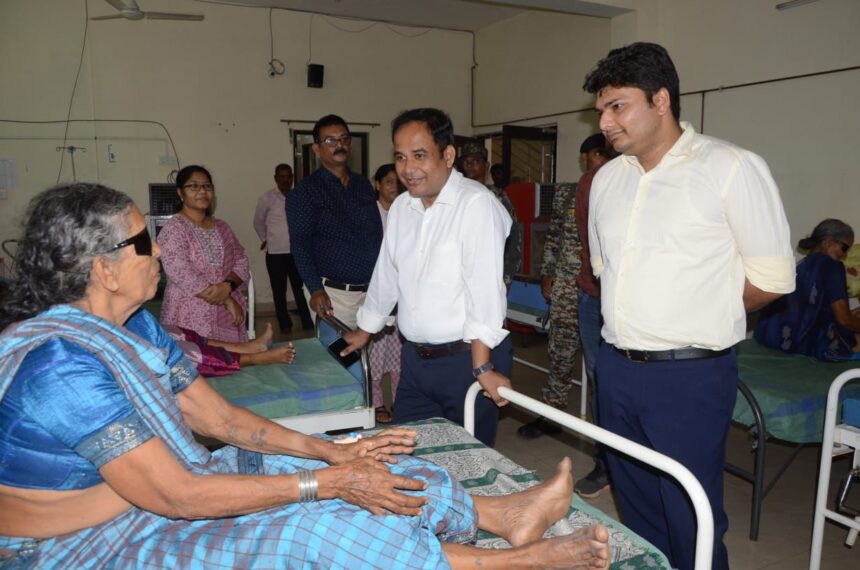 Raipur News: माना सिविल अस्पताल पहुंचे कलेक्टर, भर्ती मरीजों से लिया फीडबैक, डॉक्टरों को दिए जरूरी निर्देश