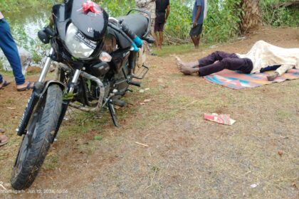 CG Breaking: कोंडागांव में हुआ बड़ा सड़क हादसा, तीन व्यक्ति थे एक बाईक में सवार, एक की मौत