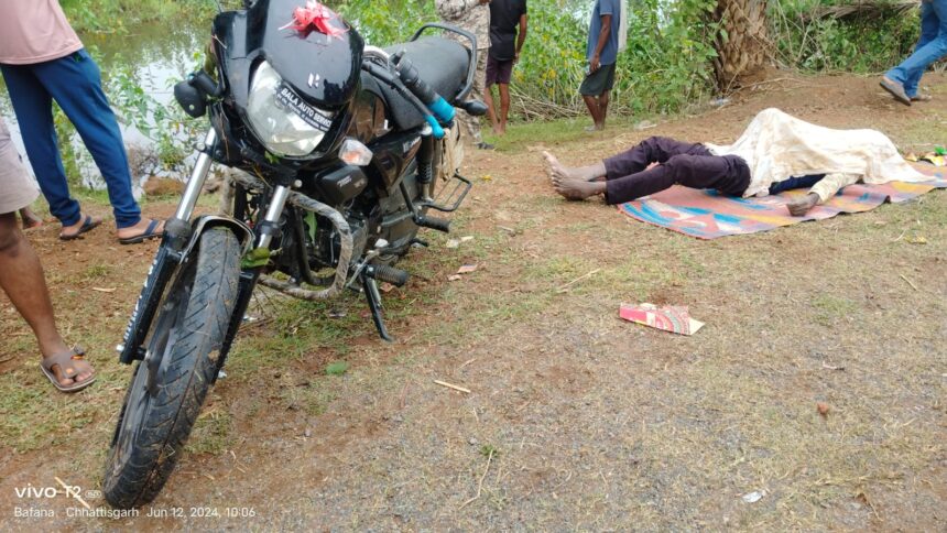 CG Breaking: कोंडागांव में हुआ बड़ा सड़क हादसा, तीन व्यक्ति थे एक बाईक में सवार, एक की मौत