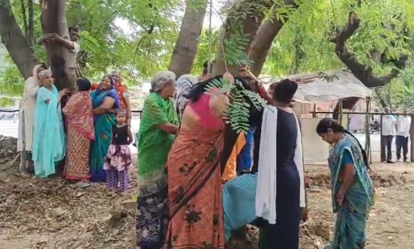 VIDEO : हरियाली बचाने चिपको आंदोलन शुरू, कांग्रेस ने मंत्री-विधायकों के बंगले बनने का किया विरोध