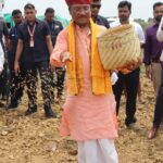 CG NEWS : किसान बने सीएम साय, अपने खेतों में बीज का छिड़काव कर खेती-किसानी का किया शुभारंभ, अच्छी उपज की कामना के लिए की पूजा-अर्चना 