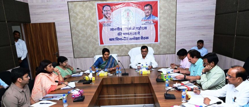 Chhattisgarh News : शत्-प्रतिशत श्रमिकों को मिले शासन की योजनाओं का लाभ: श्रम मंत्री देवांगन 