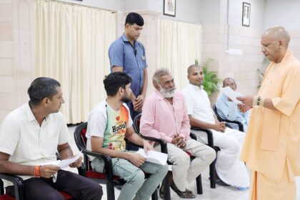 Chief Minister Yogi : मुख्यमंत्री योगी ने जनता दर्शन कार्यक्रम में सुनी लोगों की समस्याएं, अधिकारियों को जल्द निराकरण के दिए निर्देश 