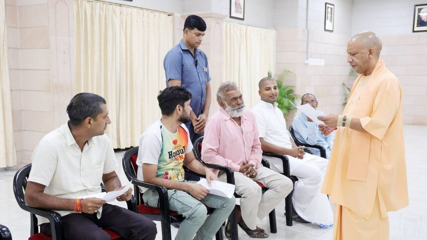 Chief Minister Yogi : मुख्यमंत्री योगी ने जनता दर्शन कार्यक्रम में सुनी लोगों की समस्याएं, अधिकारियों को जल्द निराकरण के दिए निर्देश 