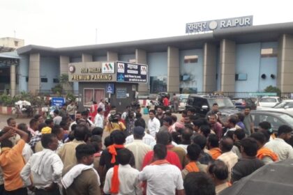 RAIPUR NEWS : रेलवे स्टेशन में पार्किंग ठेकेदार से विवाद के बाद ऑटो चालकों की हड़ताल, उग्र आंदोलन की दी चेतावनी, यात्री परेशान 